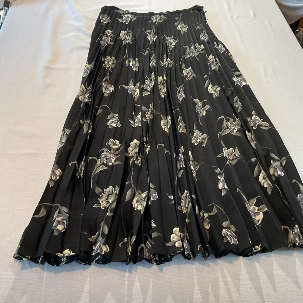 SAG Harbor Petite Long Black w/Floral Pleated Skirt Size 8 Flowing Formal Casual